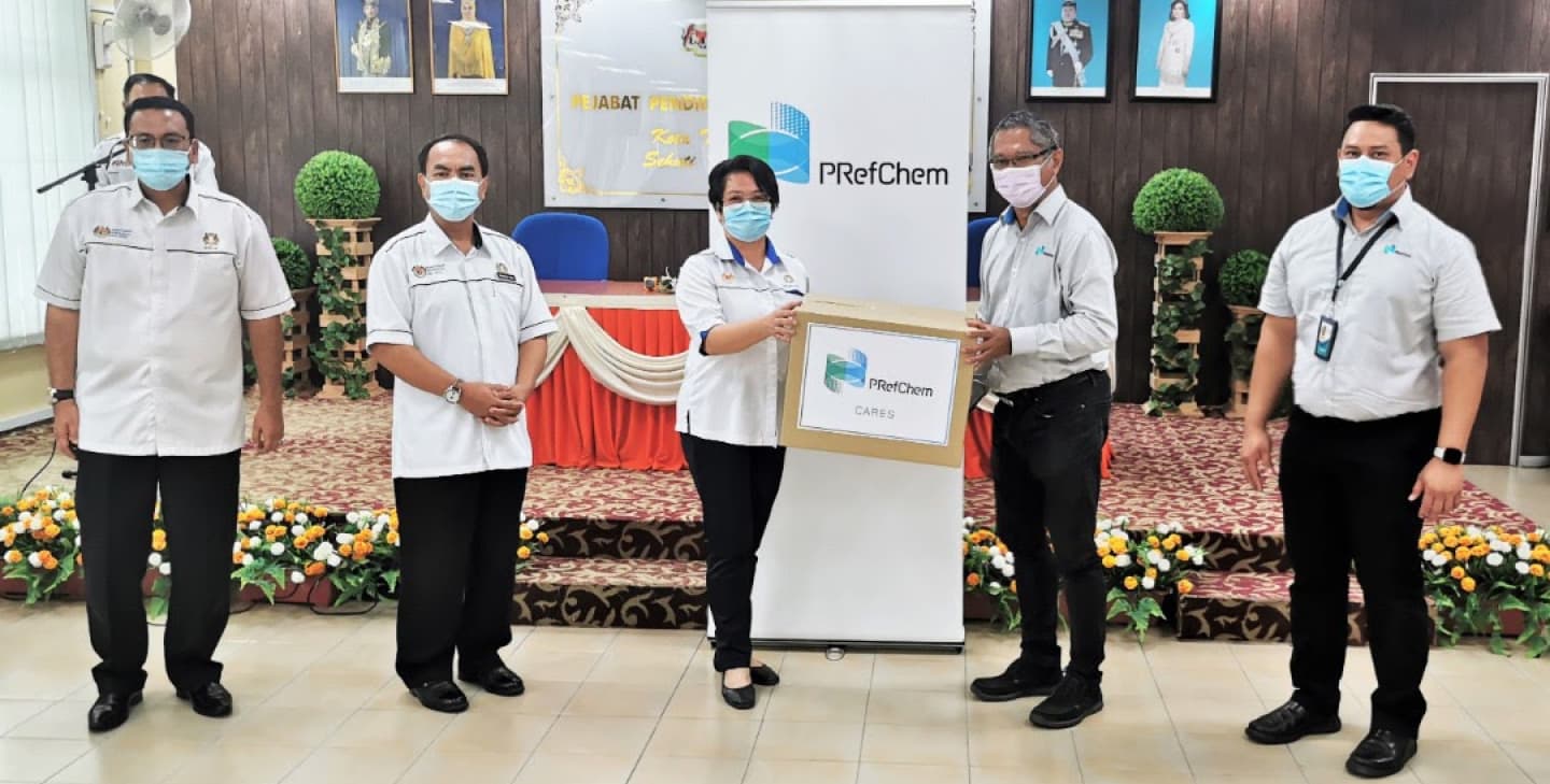 Handover ceremony of the COVID-19 Safety Kit to Pn. Fun Swee Kian, Headmistress of SJK (C) Tai Sin.